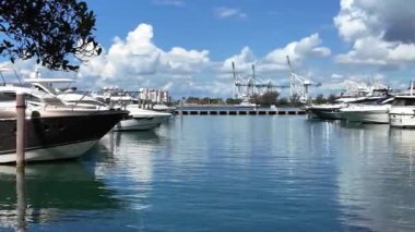 Miami Beach, Florida 'daki Marina' da. Lüks Güney Sahili marinası. Etkileyici yatı ve teknesi olan Miami marinası. Lauderdale Kanalı 'na demirlemiş lüks bir yat. Miami sahilinde lüks bir yat. Lüks gemi seyahati.