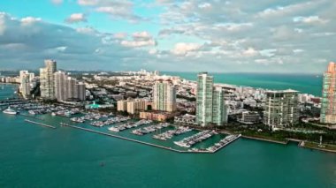 Lüks şehir manzarası. Miami hava manzaralı. Miami manzaralı bir Marina. Florida 'da lüks bir hayat. Biscayne Körfezi. Lüks yatı olan Miami marinası. Yaz tatili. Gündoğumunda lüks marina..