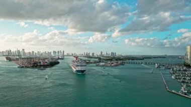 13 Aralık 2024 - Miami Plajı, Florida: Miami Güney Sahili 'nin yanında seyir gezisi gemisi Karnaval Fethi. Miami Limanı 'ndan kalkan yolcu gemisi Karnaval Fethi. Yolcu gemisi.