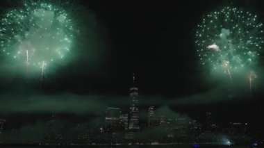 Flashing Fireworks ile New York City Skyline Manhattan. New York Manhattan havai fişekleri. New York Havai fişekleri Manhattan üzerinde. 4 Temmuz Havai fişekleri. Bağımsızlık Günü