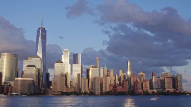 Manhattan New York Şehri, New York. New York Manhattan 'da hava karardığında zaman turu başlar. New York 'ta günbatımı Aşağı Manhattan Finans Bölgesi Hudson Nehri' nde. New York 'tan sevgilerle..