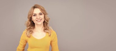 Kıvırcık saçlı, güzel, neşeli sarışın kadın. İzole edilmiş yüz portresi, taklit alanı olan pankart