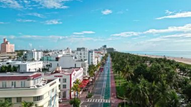 Miami, Florida, ABD - 05 Ekim 2024: manzara hava manzarası. Yazın Florida 'ya seyahat et. Ocean Drive Bulvarı. Miami sahil seyahati. Ocean Drive Florida 'daki Miami Güney Sahili.