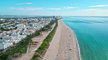 Sahilde deniz tatili. Biscayne Körfezi hava manzaralı. Miami kıyı şeridi. Miami güney sahili hava manzaralı. Deniz sahili kıyısı ve kıyı şeridi. Miami, Florida 'da yaz tatili. Okyanus manzarası.