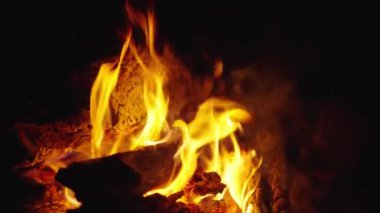 Barbekü için şenlik ateşi. Geceleri kamp ateşi. Kampta kamp ateşi var. Parlak kamp ateşi. Kamp yaşam tarzı. Şenlik ateşi kıvılcımları. Kamp ateşi. Yanan alevler. Barbekü için yanan ateş.
