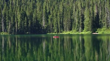 Yaz tatilinde kano gezisi. Doğa manzarası. Cooper Lake tatili. Gölde tekne gezisi. Popüler yürüyüş ve Cooper Gölü 'nün manzarası. Kanolu Cooper Gölü. Doğanın manzarası.