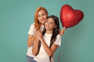 - Doğum günü. Gülümseyen anne ve kız mavi arka planda aşk balonu tutuyorlar. Mutlu yıllar anneme.