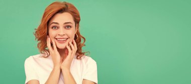 İzole edilmiş yüz portresi, fotokopi alanı olan pankart. Genç bir kızın güzel görünüşü. Mavi arka planda kızıl saçlı kadının portresi. pozitif duygularını ifade et