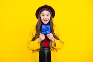 Mutlu ergen portresi. Duygusal ergen çocuk doğum gününde hediye. Komik kız elinde hediye kutularıyla yeni yılı ya da Noel 'i kutluyor. Gülümseyen kız