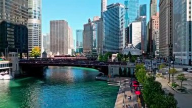 Chicago, ABD - 21 Ekim 2024: Chicago Nehri. Chicago şehir merkezi. Gökdelen mimarisi. Chicago şehir manzarası. Gökdelen binalı şehir manzarası. Şehir merkezi mimarisi ve nehri.