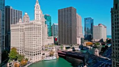 Chicago, ABD - 21 Ekim 2024: şehrin insansız hava aracı görüntüsü. Şehir merkezindeki gökdelen. Chicago havacılık şehri manzarası. Şehir merkezi turu. Seyahat güzergahı. Chicago 'ya git. Şehrin ufuk çizgisi görünümü.