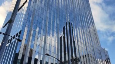 İş gökdeleninde. Modern cam bina. Mimari bakış açısı. Şehir merkezinde gökdelenli. İş bölgesindeki ofis binası. Gökdelen mimarisi. Perspektif görünümü.