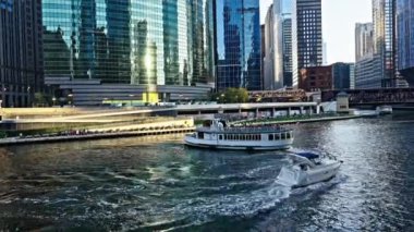 Chicago, ABD - 23 Ekim 2024: iş bölgesinde gökdelen binası. Şehir merkezindeki Chicago gökdeleninde. Şehir manzarası ve su taksisi. Şehir tekne turu. Chicago şehir seyahati. İş bölgesi.