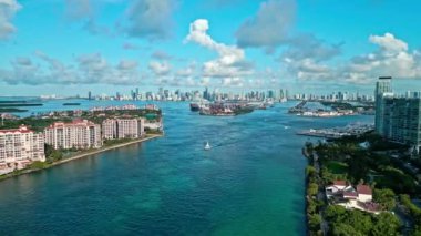 Biscayne Körfezi marinası. Miami manzaralı hava manzarası. Miami marinasında, Florida 'da Skyline hava aracı. Miami güney sahili hava manzaralı. Güney Sahili, ABD 'de liman manzarası. Yatı olan gökyüzü manzarası.
