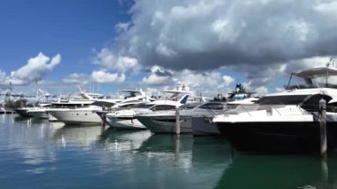Etkileyici yatı ve teknesi olan Miami marinası. Lauderdale Kanalı 'na demirlemiş lüks bir yat. Miami sahilinde lüks bir yat. Miami Beach, Florida 'daki Marina' da. Lüks Güney Sahili marinası. Tekne gezisi.