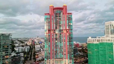 Gökdelen binasının hava görüntüsü. Mimari şehir havası. Bulutlu Miami 'de lüks bir gökdelen. Yerleşim yeri gökdeleni. Mimarlık. Miami Güney Sahili Lüks Mimari.