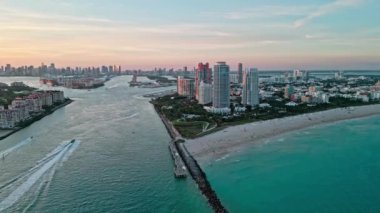 Miami manzaralı hava manzarası. Miami marinasında, Florida 'da Skyline hava aracı. Miami güney sahili hava güneşinin doğuşu. Güney Sahili, ABD 'de liman manzarası. Gün doğumu manzaralı. Skyline panorama. Biscayne Körfezi Marinası.