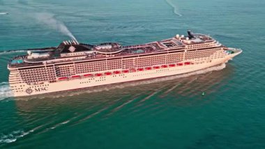 3 Ocak 2025 - Miami Beach, Florida: Miami South Beach 'in yanındaki MSC Divivna yolcu gemisi. - Evet. MSC Divivna yolcu gemisi South Beach 'e doğru gidiyor. Gemi gemisi MSC Divivna 'dan yelken açıyor