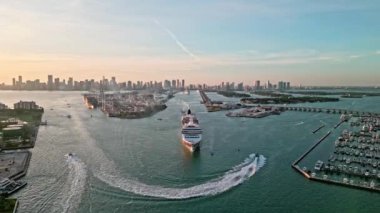 13 Aralık 2024 - Miami Beach, Florida: Norveç 'te Miami South Beach' in yanında seyir halindeki hava seyir gemisi. Gemi gemisi Norveç Gem Miami 'den yola çıkıyor.