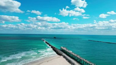 Deniz kanalında LCT kargo gemisi. İniş gemisi tankının hava görüntüsü. Kargo gemisi tankeri, lojistik. Kargo gemisi nakliyesi. Miami plaj kanalı. Kargo çıkarma gemisi Miami limanına giriyor..