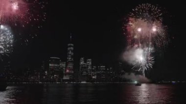 Flashing Fireworks ile New York City Skyline Manhattan. New York Manhattan havai fişekleri. Manhattan 'da havai fişekler. 4 Temmuz Havai fişekleri. Bağımsızlık Günü