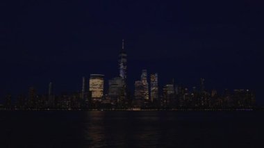 Akşam New York Manhattan 'da. New York 'ta günbatımı Aşağı Manhattan Finans Bölgesi Hudson Nehri' nde. New York 'tan sevgilerle. Manhattan New York Şehri, New York. Manhattan 'ın ufuk çizgisi gündoğumu manzarası