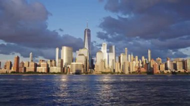 New York 'ta. Manhattan New York Şehri, New York. New York Manhattan 'da hava karardığında zaman turu başlar. New York 'ta gün batımı Aşağı Manhattan Finansal Bölgesi Hudson Nehri.