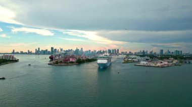 8 Haziran 2024 - Miami Plajı, Florida: Miami Güney Sahili 'nin yanında denize açılan hava seyir gemisi Özgürlük. Miami limanından denize açılma özgürlüğü yolcu gemisi. Yolcu Gemisi Özgürlüğü