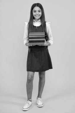 Kitaplarla izole edilmiş stüdyo geçmişi olan liseli kız.