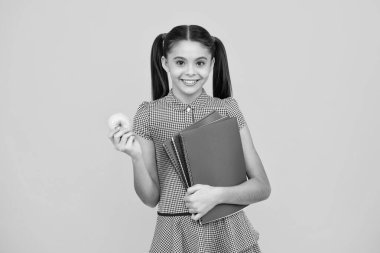 Okula dönelim. Kitaplı liseli bir kızın portresi. Çocuk okulu ve eğitim konsepti. Öğrenci kız. Mutlu ergen, pozitif ve gülümseyen genç kız duyguları