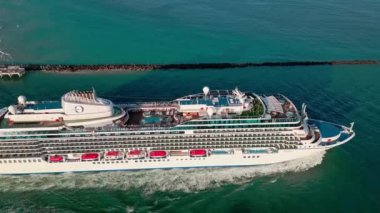 13 Aralık 2024 - Miami Beach, Florida: Miami Güney Sahili 'nin yanında seyir gemisi Oceania Vista. Miami limanından gelen lüks yolcu gemisi Oceania Vista. Okyanusya Yolcu Gemisi