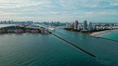 Miami Limanı. Biscayne Körfezi marinası. Miami manzaralı hava manzarası. Miami marinasında lüks bir gökdelen. Miami güney sahili hava manzaralı. Lüks South Beach 'teki Marina. Şehir merkezinin hava manzarası.