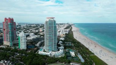 Miami 'de lüks bir gökdelen. Gökdelenli şehir silueti. Havadan şehir manzarası. Miami Güney Sahili lüks mimarisi. Gökdelen şehir manzarasında lüks bir manzara. Şehir merkezinin hava manzarası. Modern lüks.