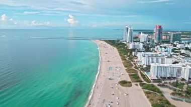 Sahilde deniz tatili. Biscayne Körfezi hava manzaralı. Miami kıyı şeridi. Miami güney sahili hava manzaralı. Deniz sahili kıyısı ve kıyı şeridi. Miami, Florida 'da yaz tatili. Okyanus manzarası.