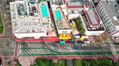 Miami, Florida, ABD - 05 Ekim 2024: Yazın Florida 'ya seyahat. Ocean Drive Caddesi. Miami sahil seyahati. Ocean Drive Florida 'daki Miami Plajı. Miami sahilindeki hava manzarası. Lüks hayat..