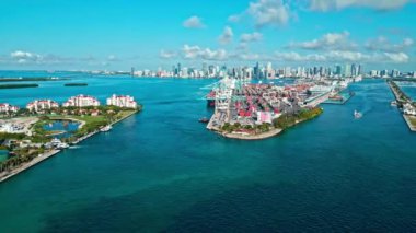 Skyline panorama. Dodge ve Fisher Adası. Biscayne Körfezi marinası. Miami manzaralı hava manzarası. Miami marinasında, Florida 'da Skyline hava aracı. Miami güney sahili hava manzaralı. Marina manzarası, ABD.