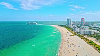Miami sahilini geçen bir gemi gemisi. Hava aracı görüntüsü. Biscayne Körfezi kıyısı. Miami güney sahili hava manzaralı. Biscayne Körfezi 'nde yaz tatili. Miami, Florida limanında bir yolcu gemisi. Seyahat.