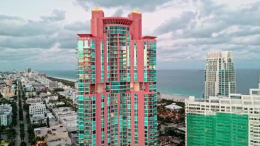 Mimarlık. Miami Güney Sahili lüks mimarisi. ABD 'deki gökdelen binasının hava görüntüsü. Mimari şehir havası. Miami 'de lüks bir gökdelen. Yerleşim binası gökdeleni.