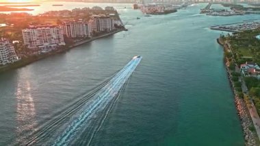 Fisher Adası 'ndan Miami limanına giren bir tekne. Miami Limanı. Miami hava batımı. Fisher Adası 'ndaki lüks bir apartmanda. Miami limanı hava görüntüleri. Fisher Adası yerleşim binası.