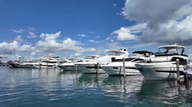 Navigasyon yatı. Miami sahiline demir atmış özel lüks bir tekne. Yaz tekne tatili. Yat partisi. Yazın yat tatili. Marina körfezi. Deniz marinasında lüks bir karavan yatı. VIP girişi.