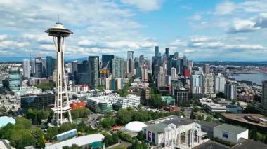 Seattle, Washington, ABD-25 Temmuz 2024 Seattle şehir merkezi silueti. Havadan Seattle. Uzay iğnesi. Amerikan modern bölgesi. Hava boşluğu iğnesinin mimarisi. Space Needle ile Seattle 'ın hava görüntüsü