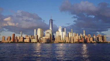 New York 'ta. Manhattan New York Şehri, New York. New York Manhattan 'da hava karardığında zaman turu başlar. New York 'ta gün batımı Aşağı Manhattan Finansal Bölgesi Hudson Nehri.