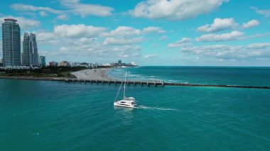 Miami sahilinde katamaran. Yaz tatili. Miami hava manzaralı. Katamaran 'da lüks bir tatil. Miami South Beach hava görüntüleri. Marinada lüks bir katamaran. Güney sahili havası.