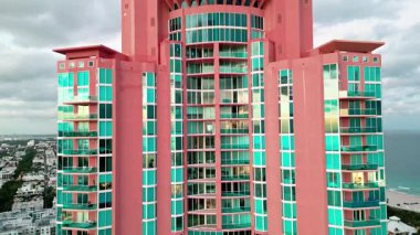 Yerleşim yeri gökdeleni. Florida 'nın mimarisi. Miami Güney Sahili lüks mimarisi. Gökdelen binasının hava görüntüsü. Mimari şehir havası. Miami 'de lüks bir gökdelen..
