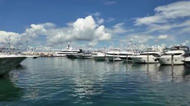 Biscayne Körfezi 'ndeki yat marinasında lüks bir tekne. Yelkenli yat limanına demirlemiş. Yelkencilik ve yat turizmi. Lüks bir yaşam tarzı. Yaz tatilleri. Deniz limanında yat..