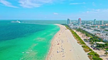 Miami güney sahili hava manzaralı. Deniz sahili ve sahil şeridi. Miami 'de yaz tatili. Sahilde deniz seyahati. Biscayne Körfezi Havacılık. Biscayne Körfezi 'nde yolcu gemisi. Miami kıyı şeridi. Yolculuk.