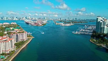 Güney Sahili, ABD 'de liman manzarası. Skyline panorama. Biscayne Körfezi marinası. Miami manzaralı hava manzarası. Miami marinasında, Florida 'da Skyline hava aracı. Miami güney sahili hava manzarası.