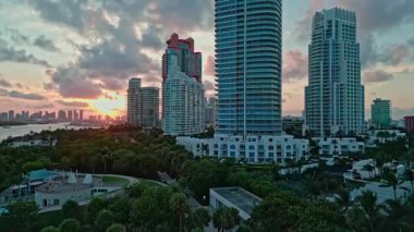 Miami gökdeleninde hava durumu. Miami 'nin güney sahili. South Beach 'teki şehir manzarası. Florida Panoraması. Miami 'nin gökdelen mimarisi. Miami Güney Sahili hava manzarası. ABD silueti.