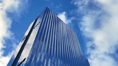Modern bina ve gökyüzü. Mimari bakış açısı. Şehir merkezinde gökdelenli. İş bölgesindeki ofis binası. Gökdelen mimarisi. Bakış açısı. İş gökdeleni.