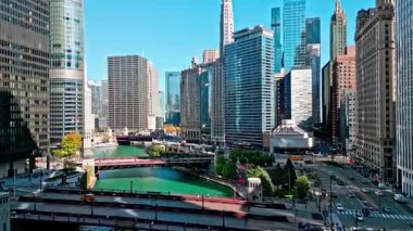 Chicago, ABD - 20 Ekim 2024 Chicago şehir merkezi, Chicago nehri. Binalı şehir manzarası. Şehir merkezi mimarisi. ABD şehrinin gökdelen mimarisi. Şehir manzarası. Nefes kesici manzara.